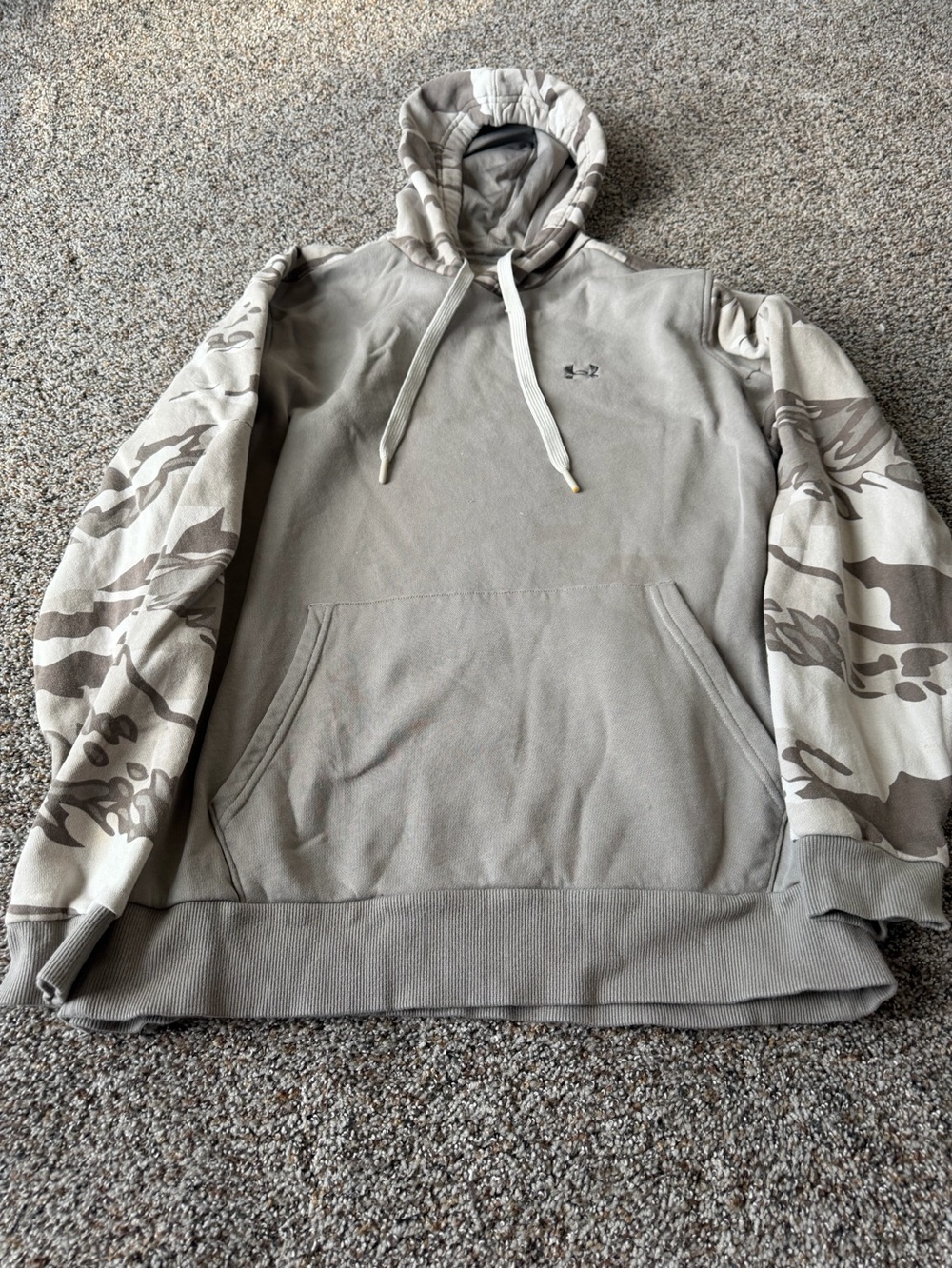 Under Armour Mens Medium Camo Sleeve Hoodie Gray Tan Fleece Pullover Sweatshirt